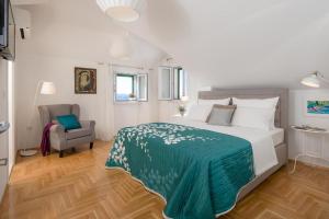 Postel nebo postele na pokoji v ubytování Exquisite Brac Villa 3 Bedrooms Villa Belle Murvica Overlooking The Adriatic Sea Private Pool Murvica + 30 fotografií