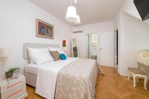 Postel nebo postele na pokoji v ubytování Exquisite Brac Villa 3 Bedrooms Villa Belle Murvica Overlooking The Adriatic Sea Private Pool Murvica