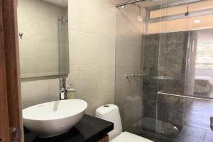 a bathroom with a toilet and a sink and a shower at Acogedor Apartamento Con Vista Panoramica in Sogamoso +2 photos