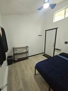 Galeriebild der Unterkunft Camo Getaway Cabin #7 in Houston