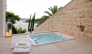 una vasca idromassaggio situata in cima a un patio di Villa Acona Selca Film Star Looks In A Glamorous Setting With Amazing Facilities Brac a Selca