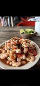 einen Teller Garnelen und Gemüse auf dem Tisch in der Unterkunft Solymar Cancún beachfront condos in Cancún