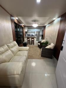 フォルトゥナにあるArenal Living Apartmentの白いソファとキッチンのあるリビングルーム