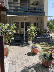 A garden outside Barázda Apartman