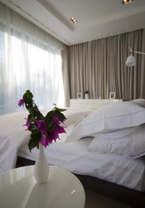 Ein Bett oder Betten in einem Zimmer der Unterkunft Stunning Brac Villa 5 Bedrooms Villa Selca Brac 5 Metres To The Beach Private Swimming Pool Selca