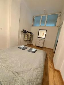 Ένα ή περισσότερα κρεβάτια σε δωμάτιο στο Modern Central Apartment Netflix Balcony