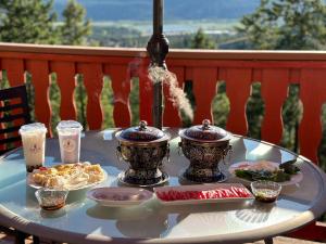 einen Glastisch mit Essen auf dem Balkon in der Unterkunft Rocky Mountain Springs Lodge in Radium Hot Springs