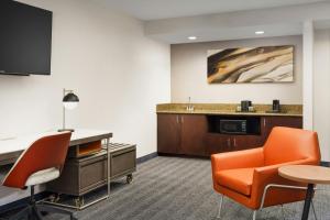 TV a/nebo společenská místnost v ubytování Courtyard by Marriott Atlanta Buckhead
