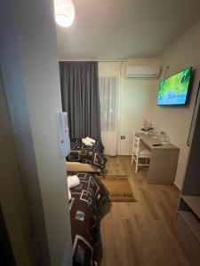 TV in/ali zabaviščno središče v nastanitvi Hotel Bar-Restorant Fresku
