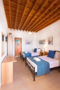 Postel nebo postele na pokoji v ubytování Villa Thalassa Suites 3 Modern Comfort Traditional Greek Charm Private Courtyards Steps From Lindos Square & Beach