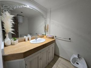 ein Badezimmer mit Waschbecken und Spiegel in der Unterkunft Appartement Moderne Gueliz in Marrakesch + 2 Fotos