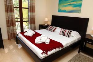 une chambre avec un lit avec des serviettes dessus dans l'établissement Aphrodite Hills Superior Villas Superior Villa 0066 Air Conditioning, à Paphos 9 autres photos