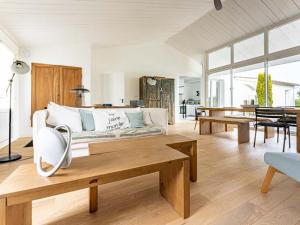 Кухня или мини-кухня в Maison de charme 4 chambres, jardin, proche plage et port - FR-1-835-34
 +23 фотографии