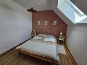 una camera con letto e lucernario di Charmant Gîte 6 Pers avec Piscine Privée et Jardin, Avon-les-Roches - FR-1-381-629 a Avon-les-Roches Altre 13 foto