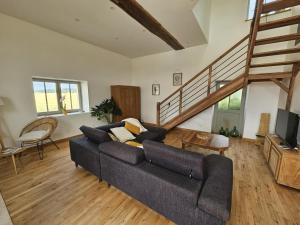 Fotografie z fotogalerie ubytování Charmant Gîte 6 Pers avec Piscine Privée et Jardin, Avon-les-Roches - FR-1-381-629 v destinaci Avon-les-Roches