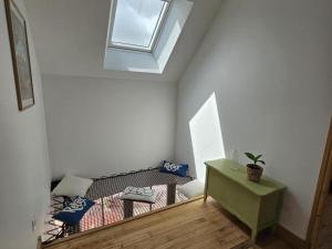 Fotografie z fotogalerie ubytování Charmant Gîte 6 Pers avec Piscine Privée et Jardin, Avon-les-Roches - FR-1-381-629 v destinaci Avon-les-Roches