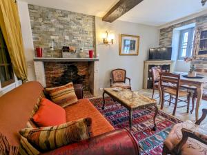 Μια τηλεόραση ή/και κέντρο ψυχαγωγίας στο Appartement cosy au cœur de Le Blanc, proche château - FR-1-591-758