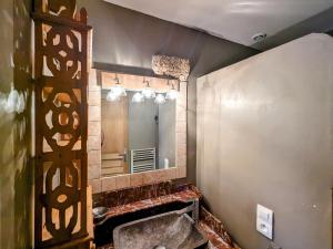 Ένα μπάνιο στο Appartement cosy au cœur de Le Blanc, proche château - FR-1-591-758