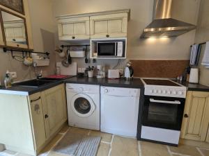 Η κουζίνα ή μικρή κουζίνα στο Appartement cosy au cœur de Le Blanc, proche château - FR-1-591-758 +6 φωτογραφίες