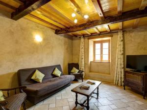 TV a/nebo společenská místnost v ubytování Gîte Authentique avec Terrasse et Animaux Admis - FR-1-496-361