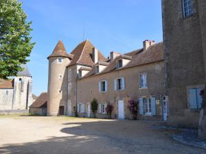 un ancien bâtiment avec une tour et un château dans l'établissement Charmant gîte au cœur du Berry avec jacuzzi et terrasse - FR-1-591-757, à Le Blanc