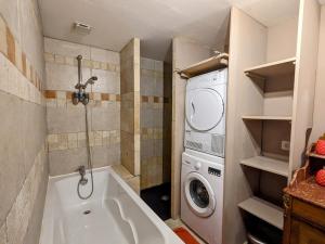 une petite salle de bains avec lave-linge et lave-linge. dans l'établissement Charmant gîte au cœur du Berry avec jacuzzi et terrasse - FR-1-591-757, à Le Blanc
