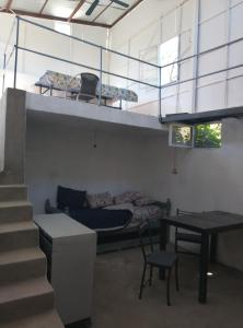 Ce dortoir comprend des lits superposés et une table. dans l'établissement Finca de montaña agua Gracian, à Pomancillo