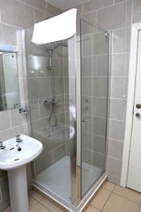 A bathroom at The Greenside Hotel 