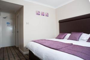 A bed or beds in a room at The Greenside Hotel 