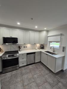 Una cocina o zona de cocina en Cascade by Elevate Vacations
