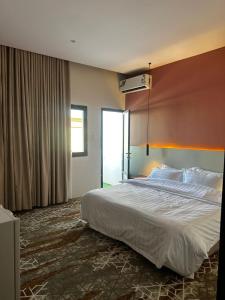 a bedroom with a large bed with a red headboard at شقق دخول ذاتي in Taif