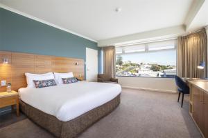 Rúm í herbergi á Gateway Hotel by Nightcap Plus