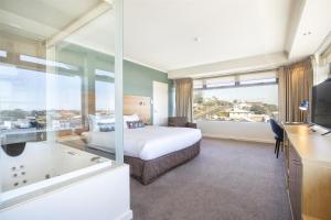 Rúm í herbergi á Gateway Hotel by Nightcap Plus