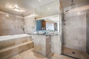 Baðherbergi á Gateway Hotel by Nightcap Plus