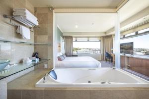Rúm í herbergi á Gateway Hotel by Nightcap Plus