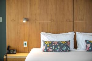 Rúm í herbergi á Gateway Hotel by Nightcap Plus