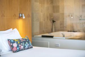 Rúm í herbergi á Gateway Hotel by Nightcap Plus