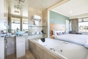 Rúm í herbergi á Gateway Hotel by Nightcap Plus