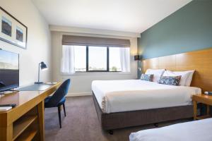 Rúm í herbergi á Gateway Hotel by Nightcap Plus