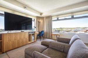 Sjónvarps- og/eða afþreyingartæki á Gateway Hotel by Nightcap Plus