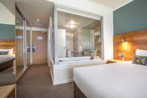 Rúm í herbergi á Gateway Hotel by Nightcap Plus