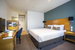 Rúm í herbergi á Gateway Hotel by Nightcap Plus