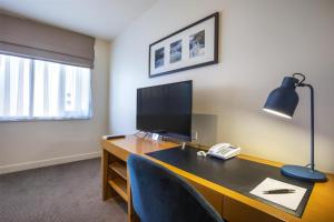 Sjónvarps- og/eða afþreyingartæki á Gateway Hotel by Nightcap Plus