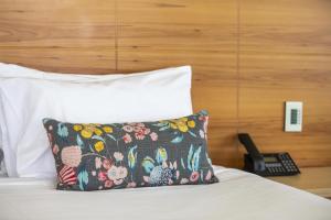 Rúm í herbergi á Gateway Hotel by Nightcap Plus