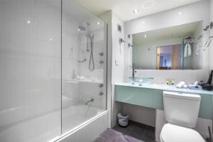 Baðherbergi á Gateway Hotel by Nightcap Plus