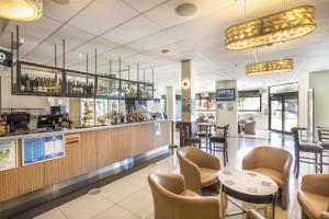 Setustofa eða bar á Gateway Hotel by Nightcap Plus