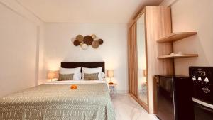 En eller flere senge i et værelse på Ellavie Aparthouse Kerobokan