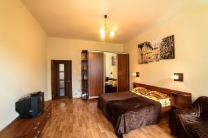 - une chambre avec un lit et une télévision dans l'établissement Apartments Nekrasova-Rufa 23, à Lviv