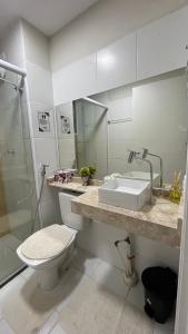 a bathroom with a toilet and a sink and a shower at Apartamento Térreo Completo! Com Ótima Localização in Fortaleza