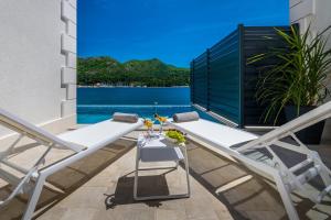 Bazén v ubytování Captivating Dubrovnik Villa Villa Belle Riviere Private Infinity Pool nebo v jeho okolí